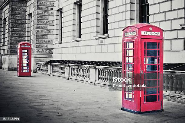 Rosso Inglese Cabine Telefoniche In Bianco E Nero Foto - Fotografie stock e altre immagini di Cabina telefonica