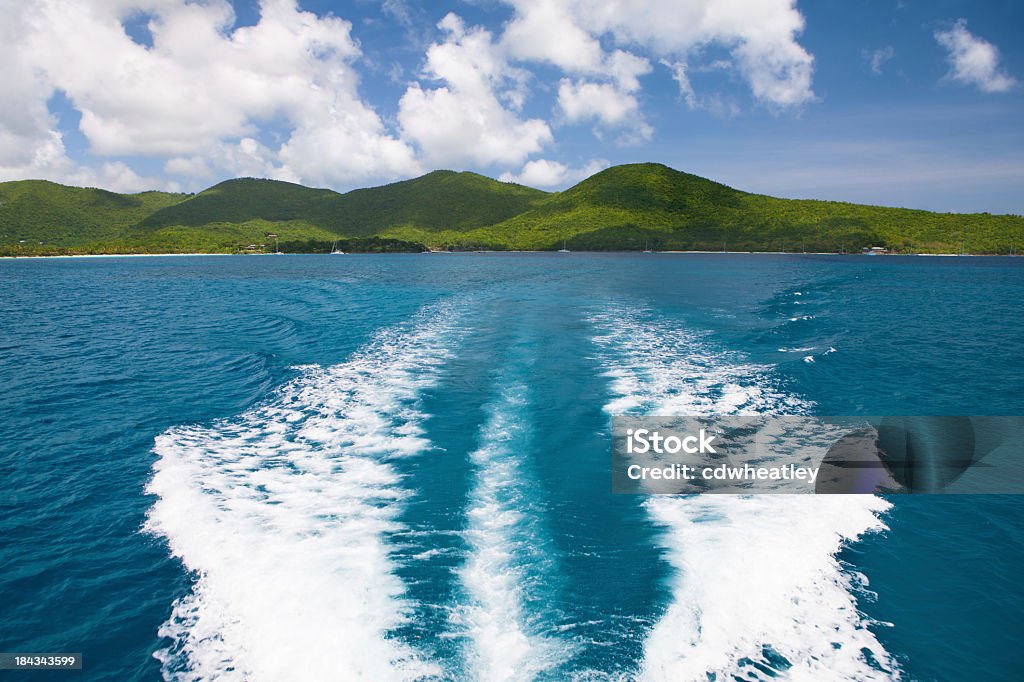 Risveglio di una nave lasciando St. John, Isole Vergini Americane - Foto stock royalty-free di Scia dell'onda