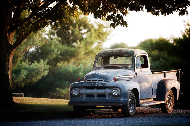 Velho enferrujado F2 Pickup Ford - fotografia de stock