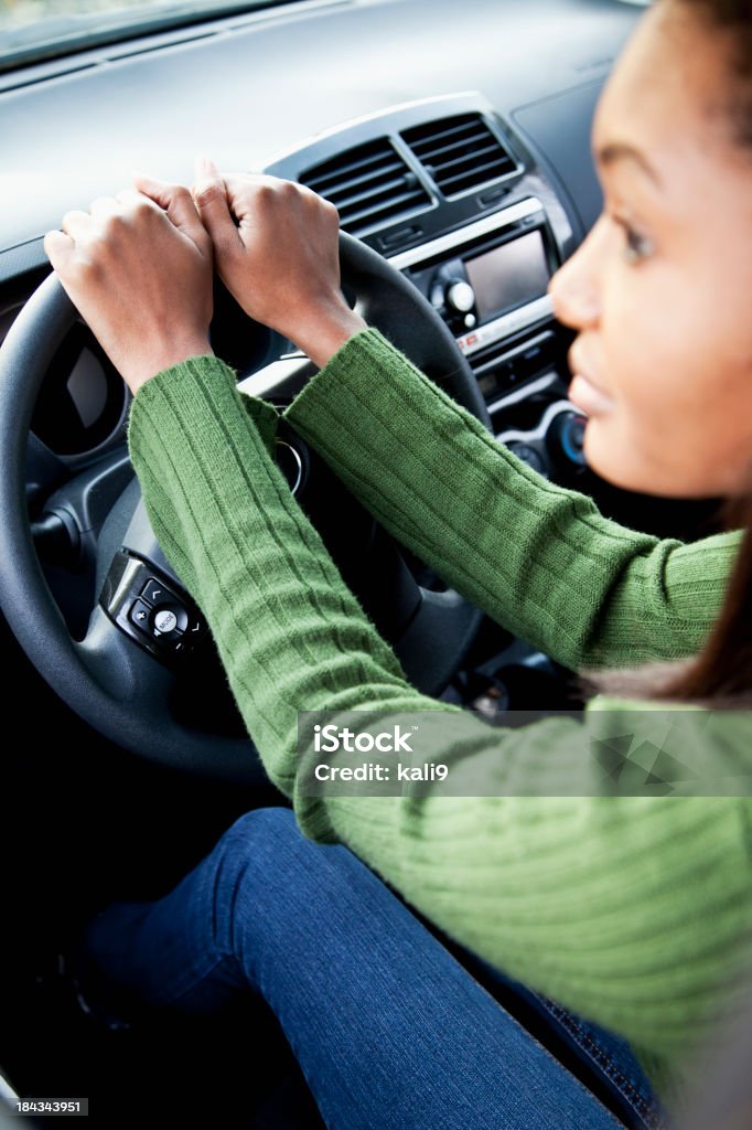 Afro-américaine jeune femme conduire voiture - Photo de Apprendre à conduire libre de droits