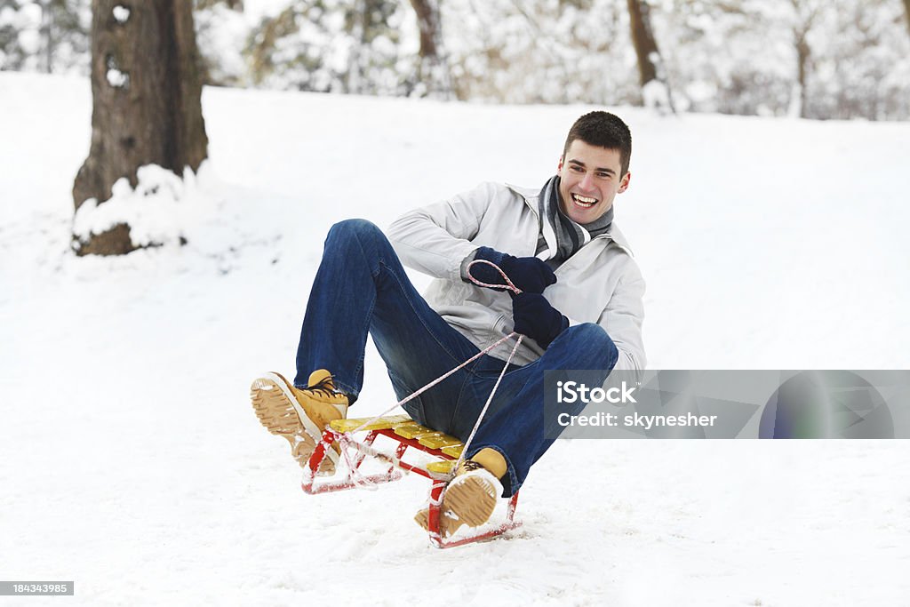 Fröhlich junger Mann sledging. - Lizenzfrei Aktiver Lebensstil Stock-Foto