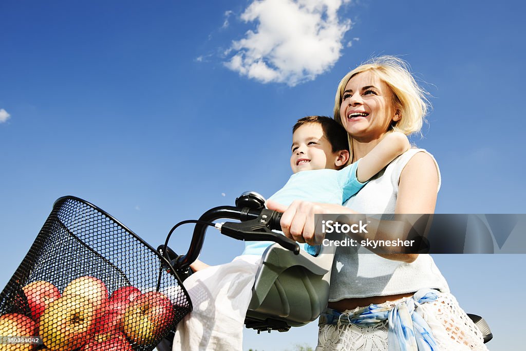Madre e Suo figlio di andare in bicicletta. - Foto stock royalty-free di 6-7 anni