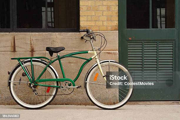 Apoyarse Bicicleta Vintage Contra La Pared De Ladrillo Hormigón Y Verde Puerta Foto de stock y más banco de imágenes de Acero