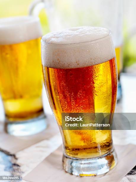 Litro De Cerveza En Un Patio Al Aire Libre Foto de stock y más banco de imágenes de Cóctel - Bebida alcohólica - Cóctel - Bebida alcohólica, Aire libre, Bar