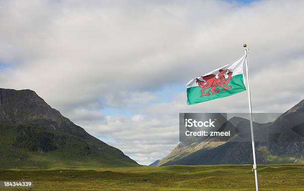 Flaga Walii - zdjęcia stockowe i więcej obrazów Flaga Walii - Flaga Walii, Bez ludzi, Chmura