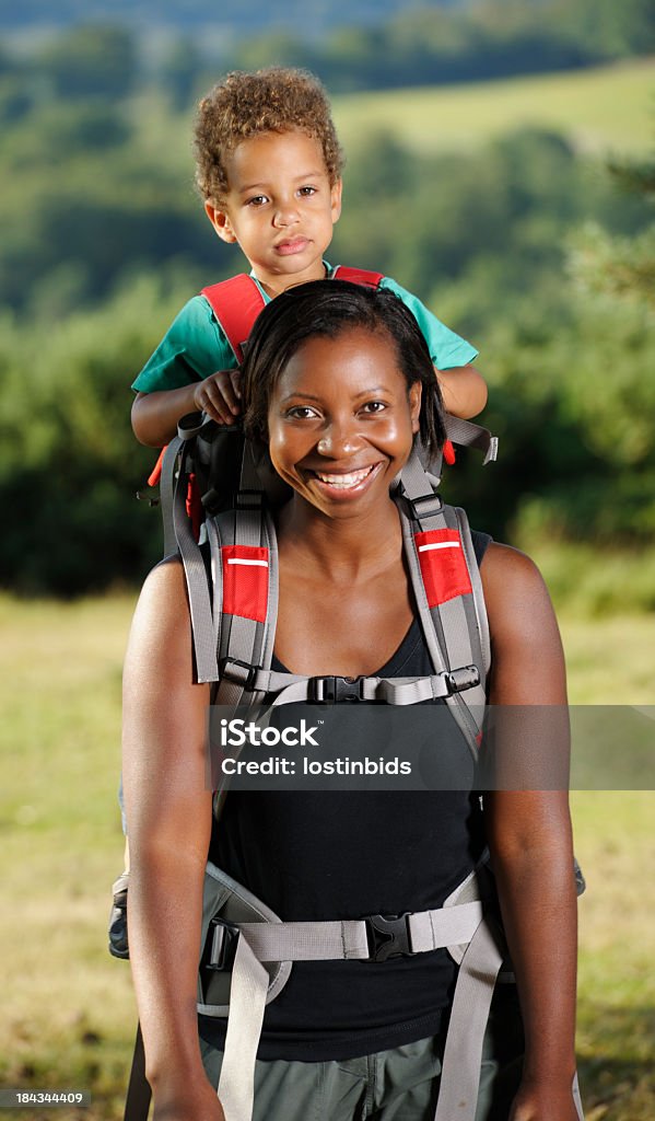 African American elle et Son fils en plein air - Photo de Bébé libre de droits