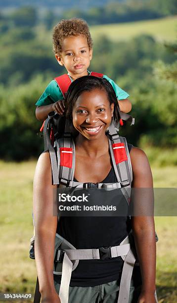 Sapatos Afroamericano E Sua Filha Desfrutar De Actividades Ao Ar Livre - Fotografias de stock e mais imagens de Bebé