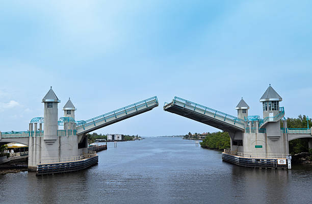 ocean avenue drawbridge over intercoastal waterway opening - ophaalbrug stockfoto's en -beelden