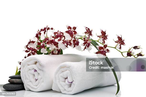 Orchid Und Handtücher Stockfoto und mehr Bilder von Abschied - Abschied, Alternative Behandlungsmethode, Aromatherapie