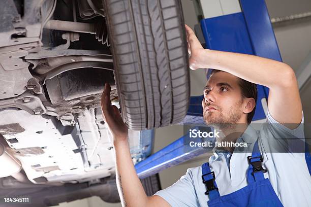 Mecánico De Coches Foto de stock y más banco de imágenes de Neumático - Neumático, Mecánico de coches, Reparar