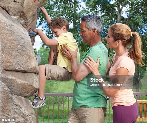 Foto de Família De Escalada e mais fotos de stock de 35-39 Anos - 35-39 Anos, 45-49 anos, Adulto