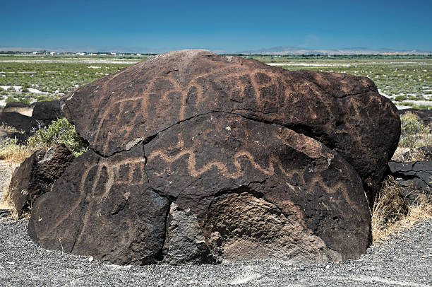 petroglyphs w nevadzie w grimes punkt - cave painting prehistoric art north american tribal culture nevada zdjęcia i obrazy z banku zdjęć