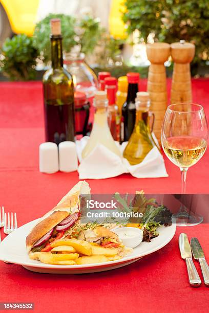 Cena E Un Panino Con Vino Bianco - Fotografie stock e altre immagini di Alchol - Alchol, Ambientazione esterna, Aneto