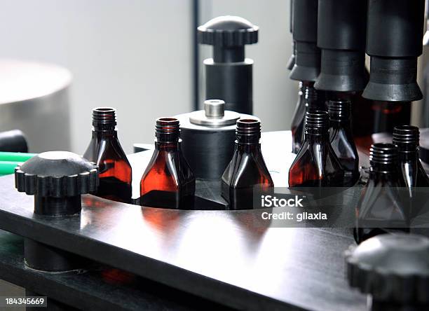 Bottling Foto de stock y más banco de imágenes de Fábrica de embotellado - Fábrica de embotellado, Maquinaria, Acero