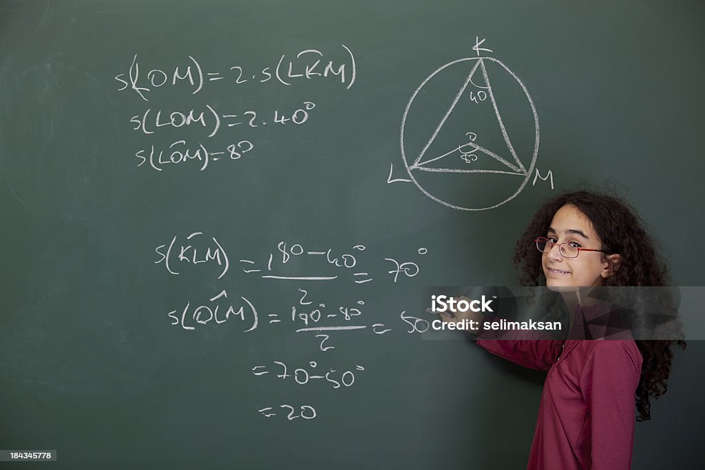 Niña para solucionar el problema de matemáticas - Foto de stock de Contemplación libre de derechos