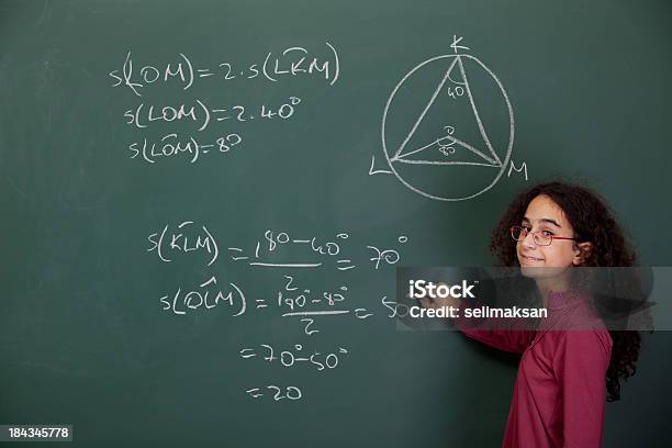 Niña Para Solucionar El Problema De Matemáticas Foto de stock y más banco de imágenes de Contemplación - Contemplación, Matematicas, Niñas