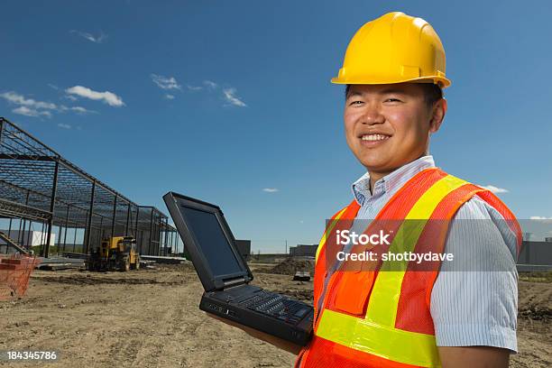 Ingenieur Und Laptop Stockfoto und mehr Bilder von Arbeiter - Arbeiter, Architektur, Bauarbeiter