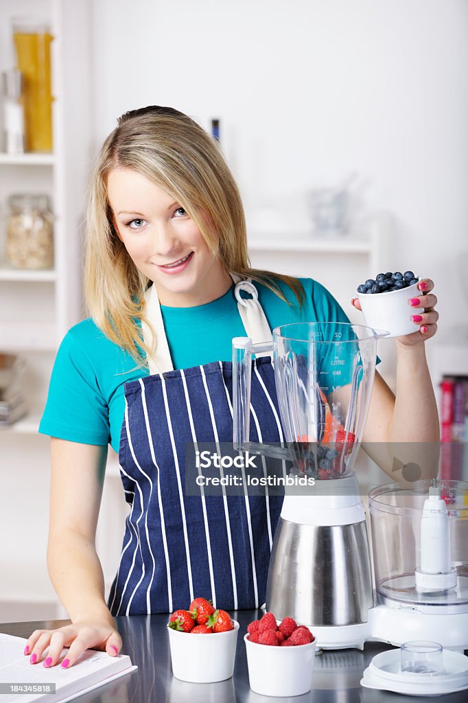 Jovem Adulto preparar uma bebida saudável sobremesa com o livro de receitas - Foto de stock de 18-19 Anos royalty-free