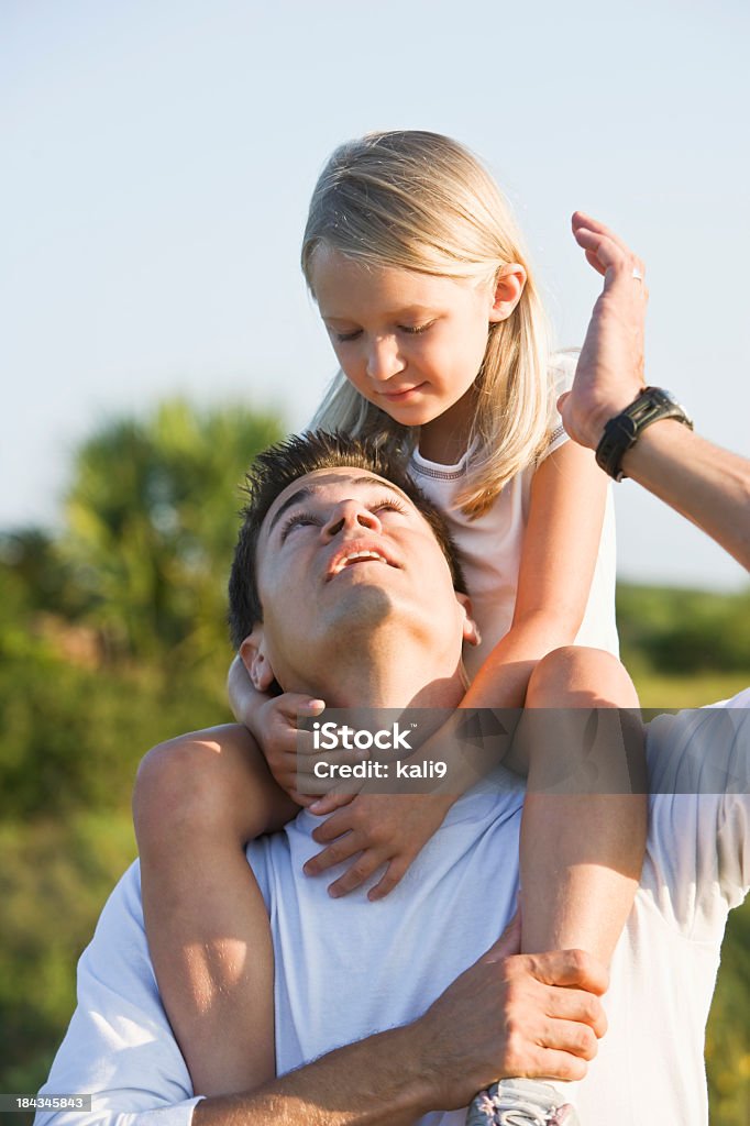 Filho sentado nos ombros do pai ao ar livre no parque - Royalty-free 25-29 Anos Foto de stock