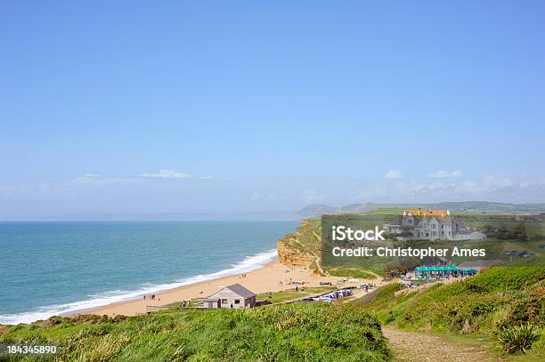 Burton Bradstock Vista Spiaggia - Fotografie stock e altre immagini di Burton Bradstock - Burton Bradstock, Ambientazione tranquilla, Blu