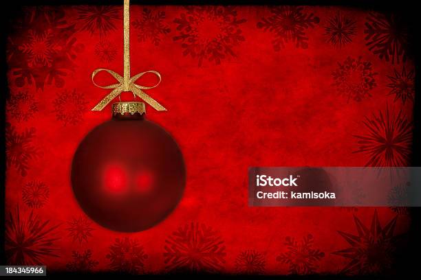 Red Christmas Ball Infront Z Płatki Śniegu Tło - zdjęcia stockowe i więcej obrazów Bez ludzi - Bez ludzi, Bombka, Boże Narodzenie