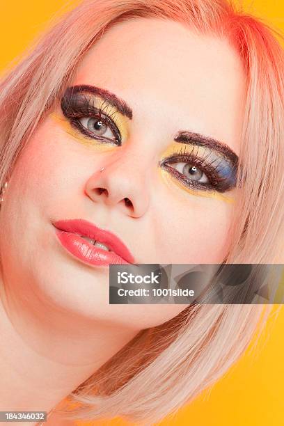 Hermosa Mujer Joven Foto de stock y más banco de imágenes de Adulto - Adulto, Adulto joven, Amarillo - Color