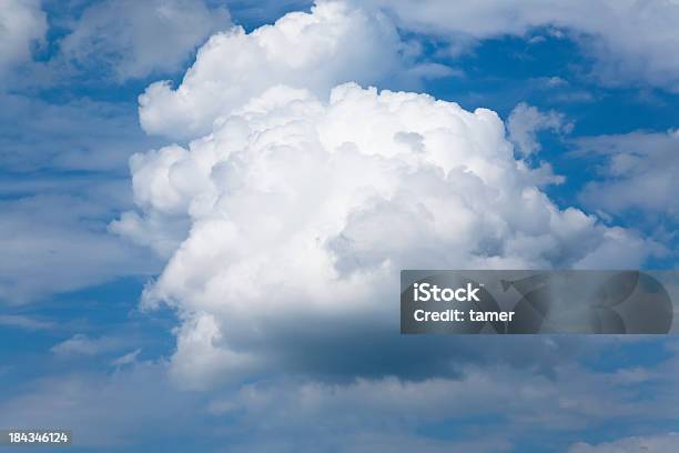 Foto de Nuvens E Céu e mais fotos de stock de Azul - Azul, Beleza natural - Natureza, Branco