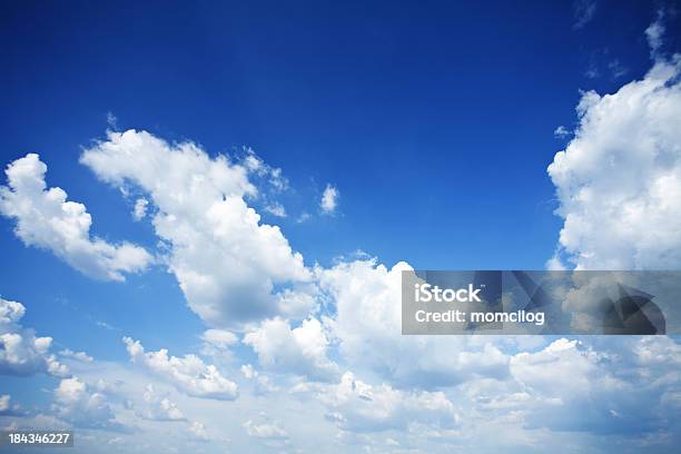 Bela Paisagem Com Nuvens - Fotografias de stock e mais imagens de Ao Ar Livre - Ao Ar Livre, Azul, Céu