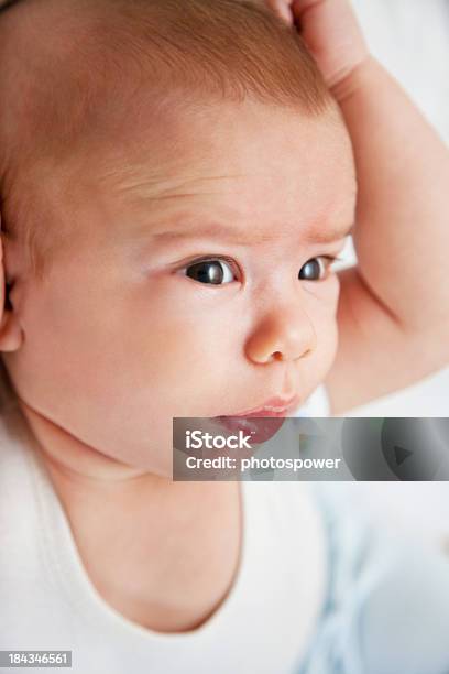 Baby Мальчик Мышление — стоковые фотографии и другие картинки Младенец - Младенец, Человеческое тело, Рука в волосах
