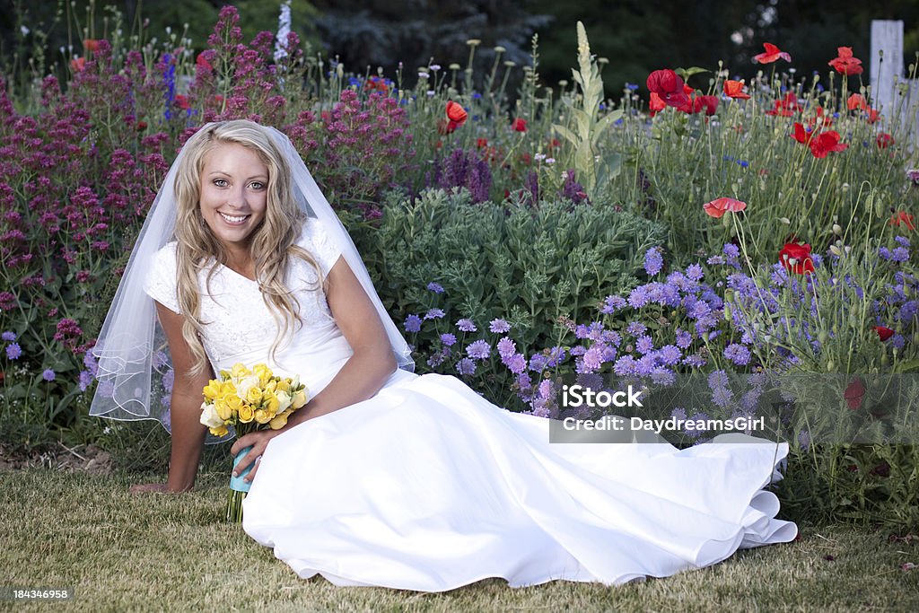 Porträt der Braut Natur Hintergrund mit Blume im Garten - Lizenzfrei Attraktive Frau Stock-Foto