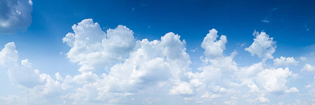 zdjęcie panoramiczne o niebo z chmurami giants cumulonimbus - cumulus cloud zdjęcia i obrazy z banku zdjęć