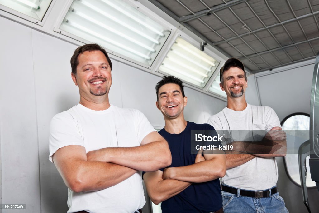 Lavoratori in auto carrozzeria - Foto stock royalty-free di Meccanico d'auto