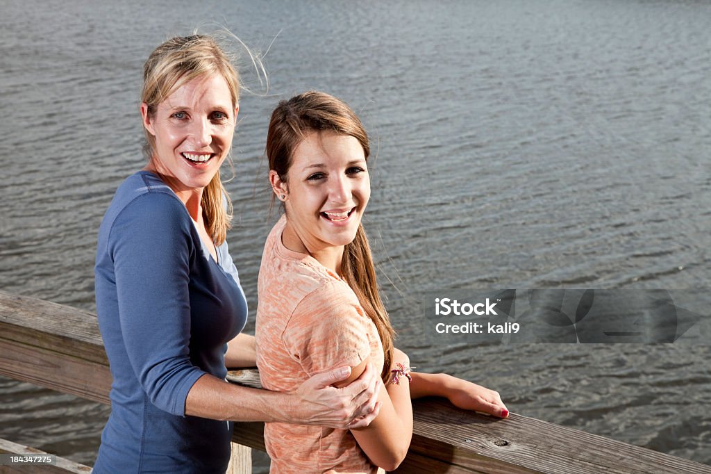 Porträt von Mutter und Tochter im Freien für Teenager von Wasser - Lizenzfrei 14-15 Jahre Stock-Foto