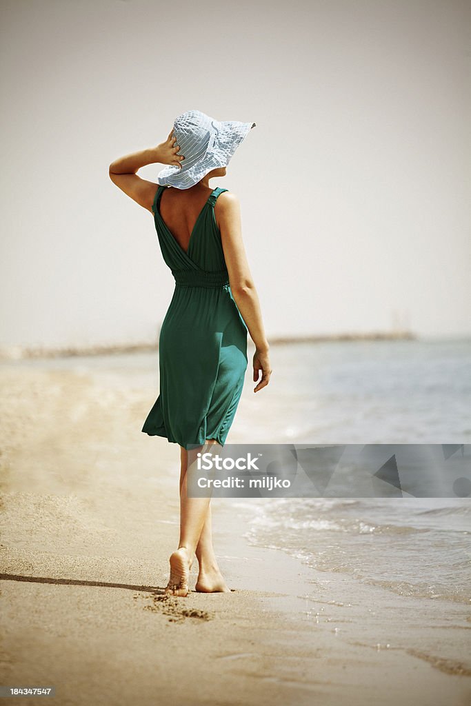 Walking on 해변 - 로열티 프리 여자 스톡 사진