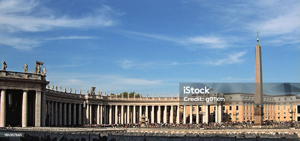 St Peter's Square e Basilica, Vaticano - Foto stock royalty-free di Basilica