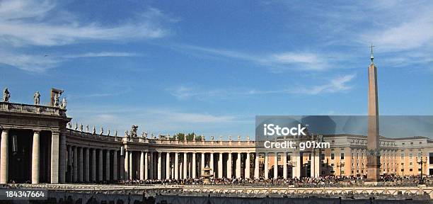 St Peters Square E Basilica Vaticano - Fotografie stock e altre immagini di Basilica - Basilica, Basilica di San Pietro, Capitali internazionali