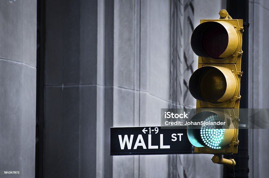 Zielone światło na Wall Street - Zbiór zdjęć royalty-free (Wall Street)