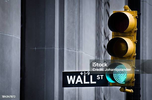 Zielone Światło Na Wall Street - zdjęcia stockowe i więcej obrazów Wall Street - Wall Street, Sygnalizacja świetlna, Nowojorska Giełda Papierów Wartościowych