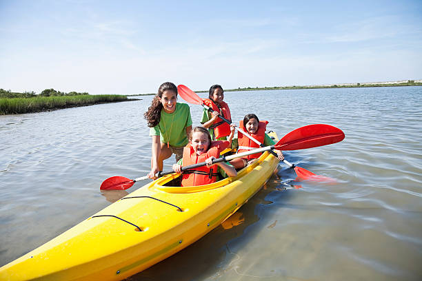 duas garotas em um caiaque, - summer camp child teenager kayak - fotografias e filmes do acervo