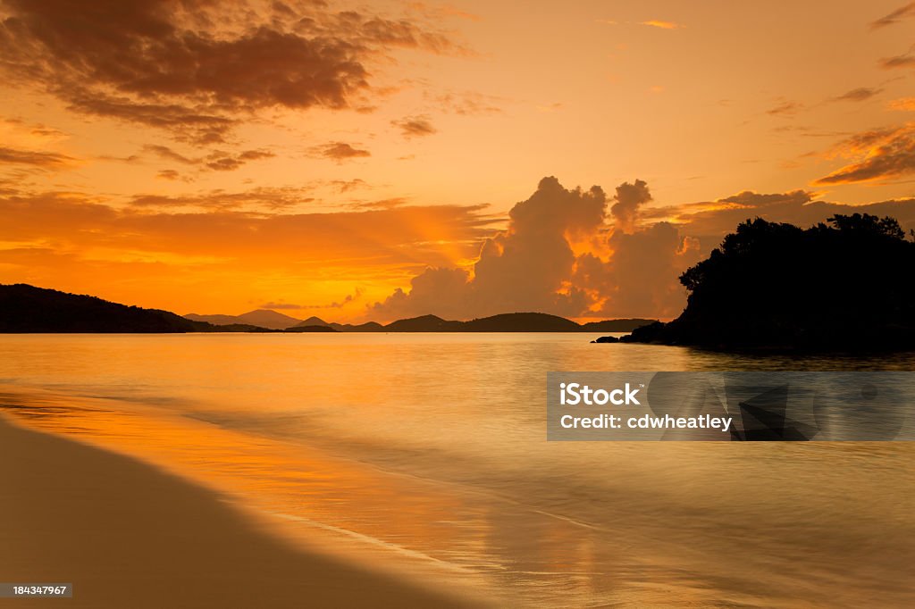 Tramonto a Trunk Bay beach, St. John, Isole Vergini Americane - Foto stock royalty-free di Isole Vergini