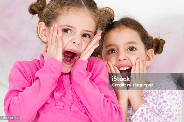 Felizes Amigos Divertirse No Parque De Diversõesfotografia De Estúdio - Fotografias de stock e mais imagens de 4-5 Anos