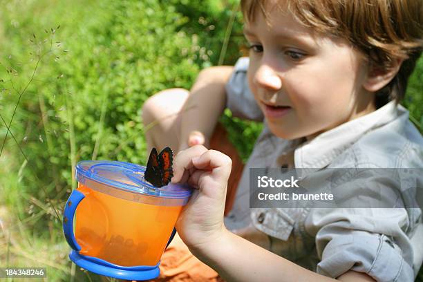 Graziosi Amici - Fotografie stock e altre immagini di 6-7 anni - 6-7 anni, Amicizia, Animale