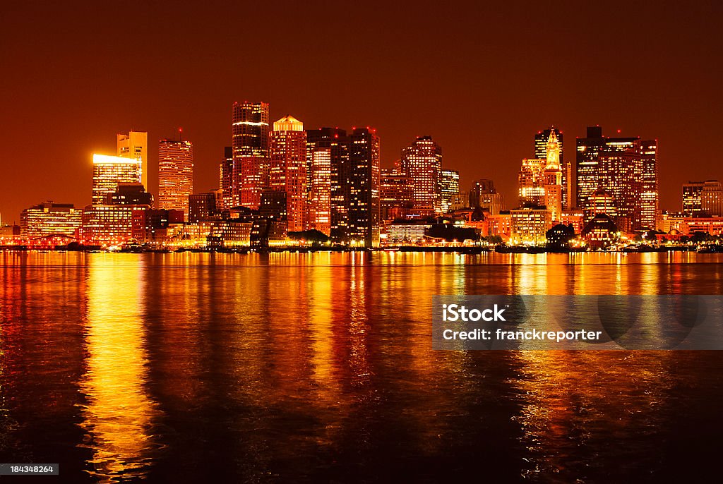 Horizonte de Boston desde el sur de puerto de noche - Foto de stock de Aire libre libre de derechos