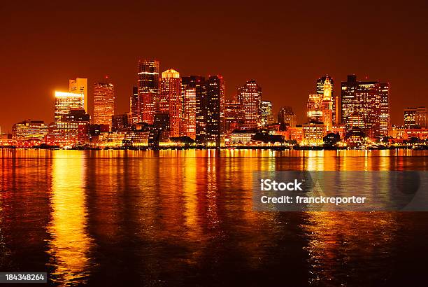Horizonte De Boston Desde El Sur De Puerto De Noche Foto de stock y más banco de imágenes de Aire libre