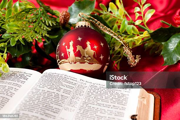 キリスト降誕の赤のクリスマスの飾り 聖書オープンいたしますgarland ますセントルークます - クリスマスのストックフォトや画像を多数ご用意 - クリスマス, キリスト降誕, 聖書