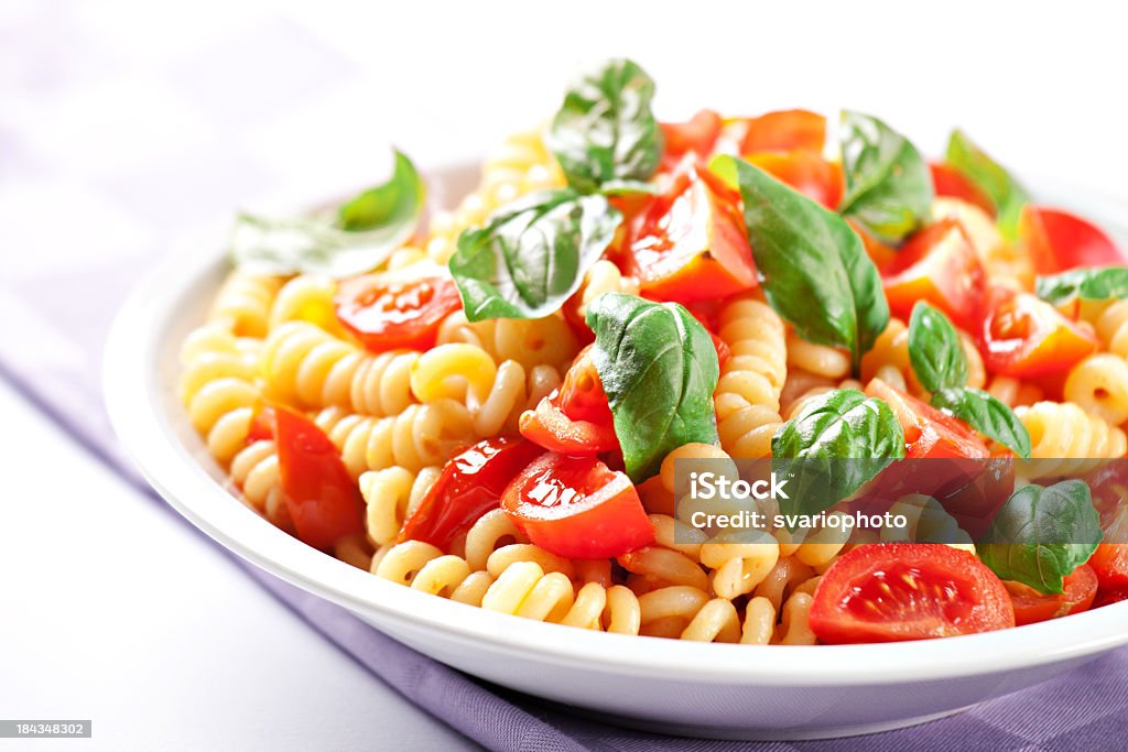 Pâtes aux tomates fraîches, basilic - Photo de Aliment libre de droits