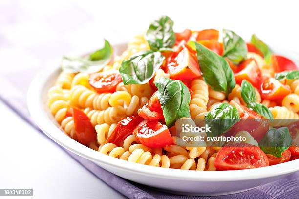 Massa De Tomate E Manjericão Fresco - Fotografias de stock e mais imagens de Alimentação Saudável - Alimentação Saudável, Almoço, Branco