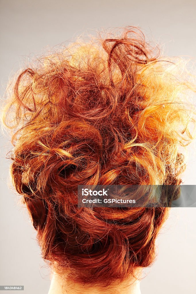 Taglio di capelli con capelli rossi Updo-retro della testa solo - Foto stock royalty-free di Nuca