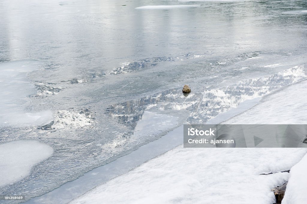 Lac Moraine toujours glacé à la fin du mois de mai 2011 - Photo de Admirer le paysage libre de droits