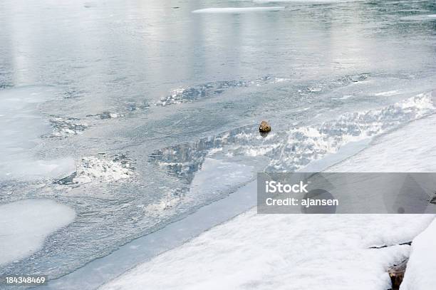 Озеро Морейн Еще В Замороженном Виде В Конце Мая 2011 Г — стоковые фотографии и другие картинки Альберта